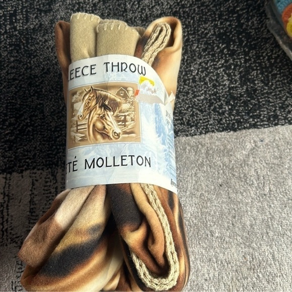 Fleece  throw blanket - Picture 3 of 3